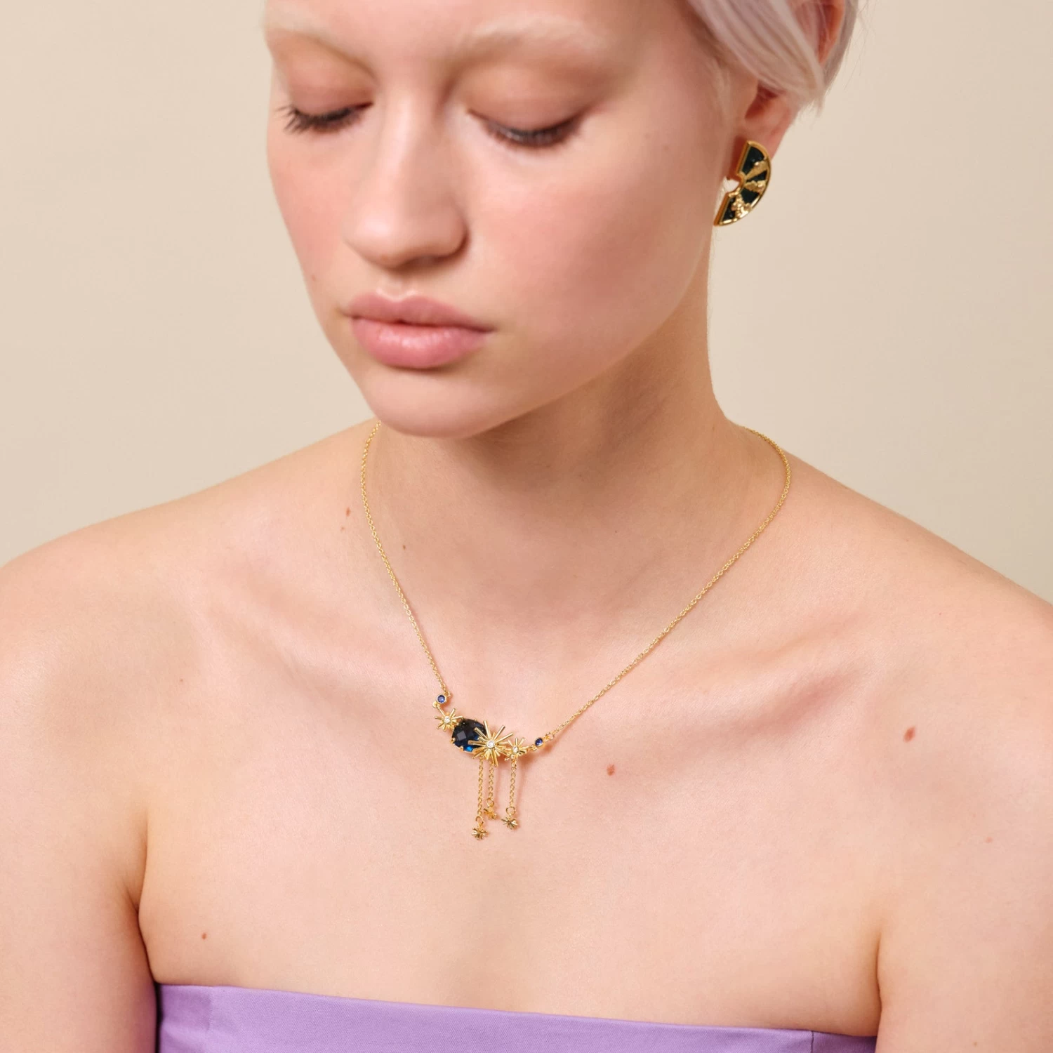 Les Néréides Collier Plastron étoiles Dorées Et Pierres Bleues 2 Les Néréides Collier Plastron étoiles Dorées Et Pierres Bleues – Image 2