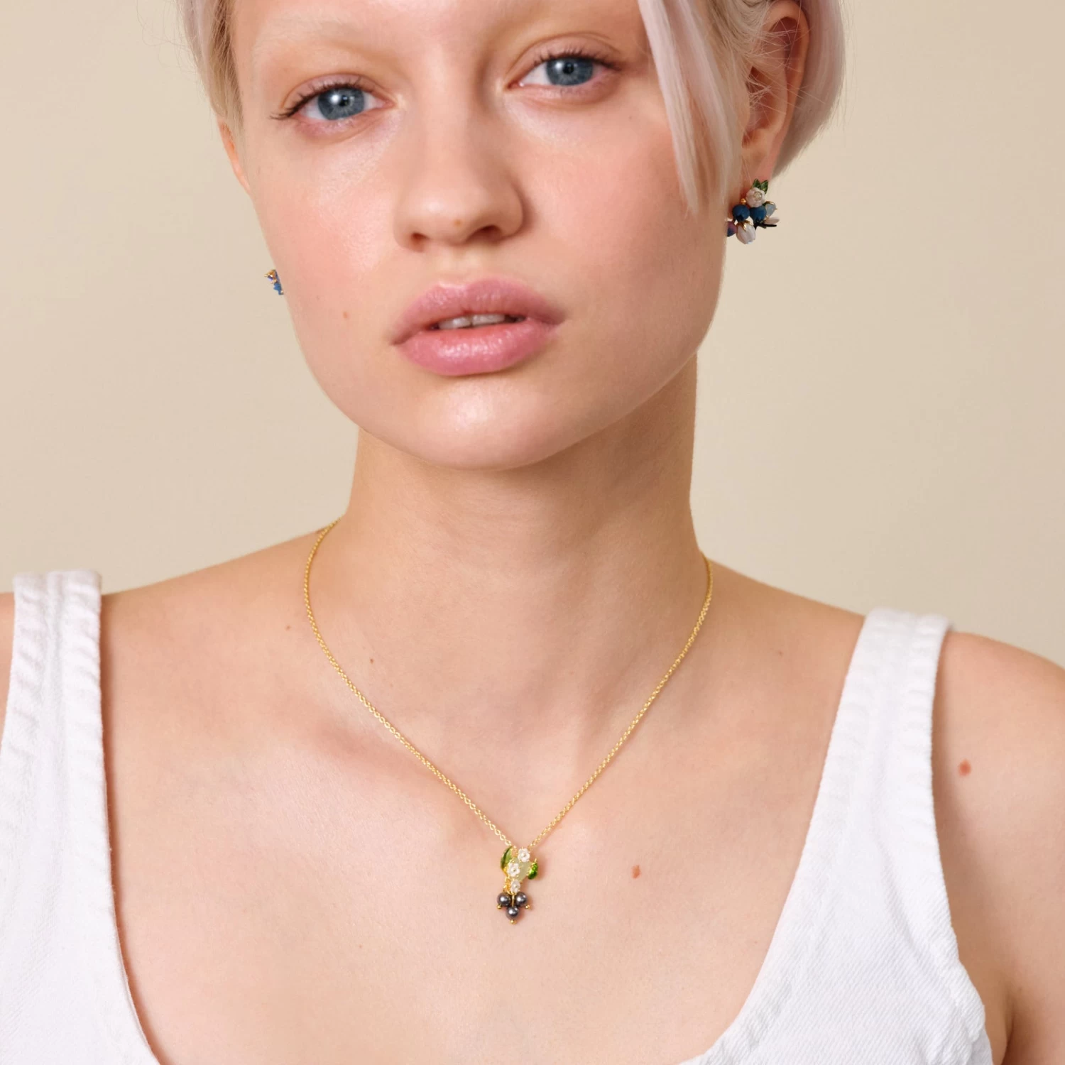 Les Néréides Collier Pendentif Myrtilles Et Scarabée 2 Les Néréides Collier Pendentif Myrtilles Et Scarabée – Image 2