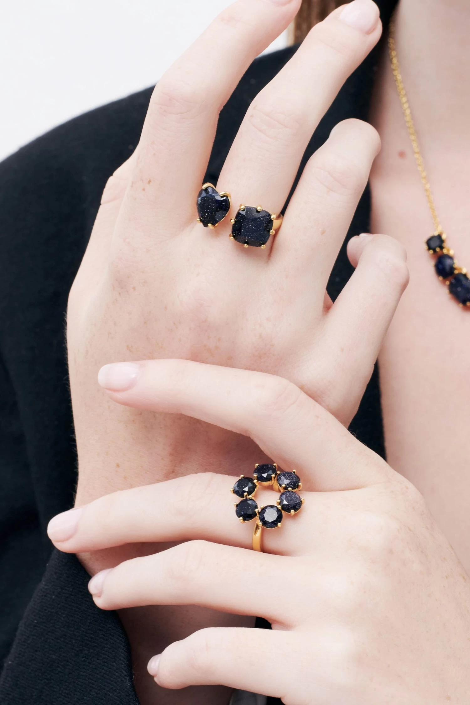 Les Néréides Bague Ajustable Toi Et Moi Pierres Cœur Et Carré La Diamantine Bleu Nuit Pailleté 2 Les Néréides Bague Ajustable Toi Et Moi Pierres Cœur Et Carré La Diamantine Bleu Nuit Pailleté – Image 2