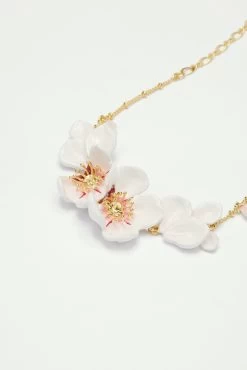 Les Néréides Bracelet Fin Fleurs Blanches Du Japon Et Pétales -Les Néréides fr 21928b13 ce7e 4458 b7d4 29385a3e274f