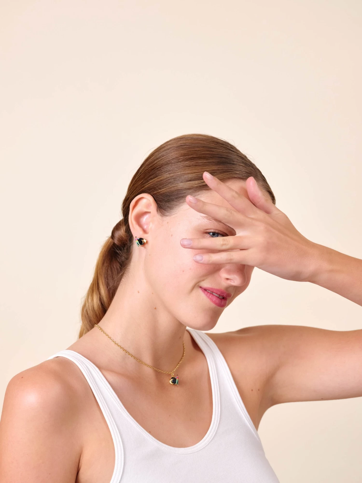 Les Néréides Boucles D'oreilles Tiges Asymétriques Pierre En Verre Taillé 3 Les Néréides Boucles D'oreilles Tiges Asymétriques Pierre En Verre Taillé – Image 3