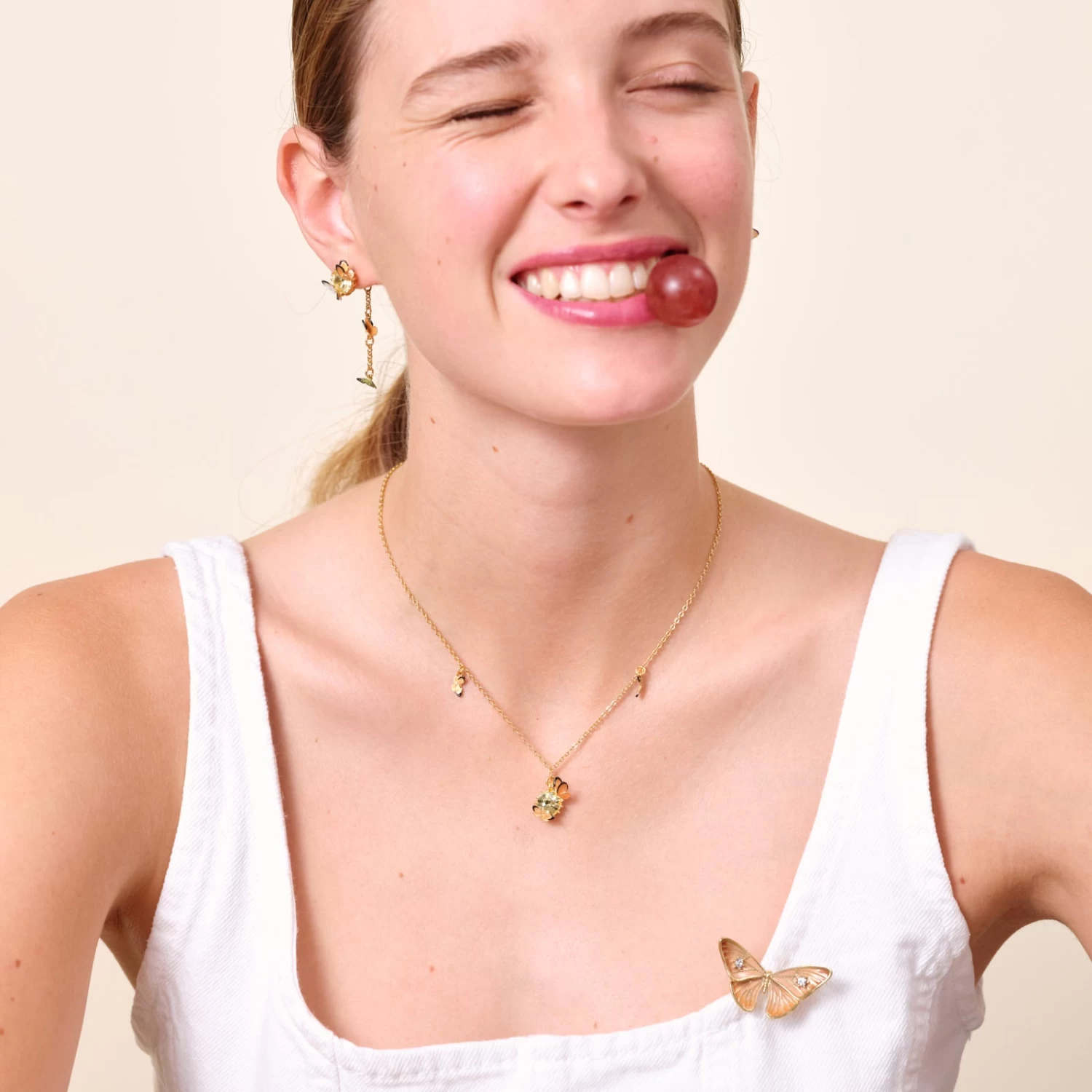 Les Néréides Collier Pendentif Papillons émailllés Et Pierre Ronde 2 Les Néréides Collier Pendentif Papillons émailllés Et Pierre Ronde – Image 2