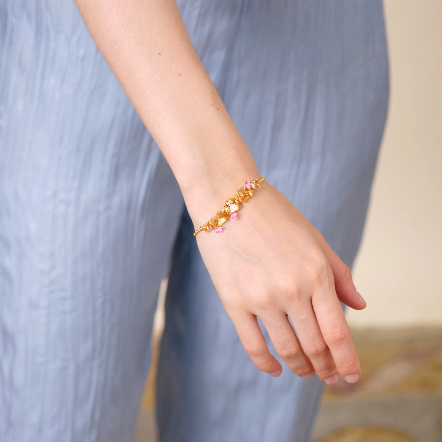 Les Néréides Bracelet Fin 5 Pierres Et Fleurs La Diamantine Rose Abricot 2 Les Néréides Bracelet Fin 5 Pierres Et Fleurs La Diamantine Rose Abricot – Image 2