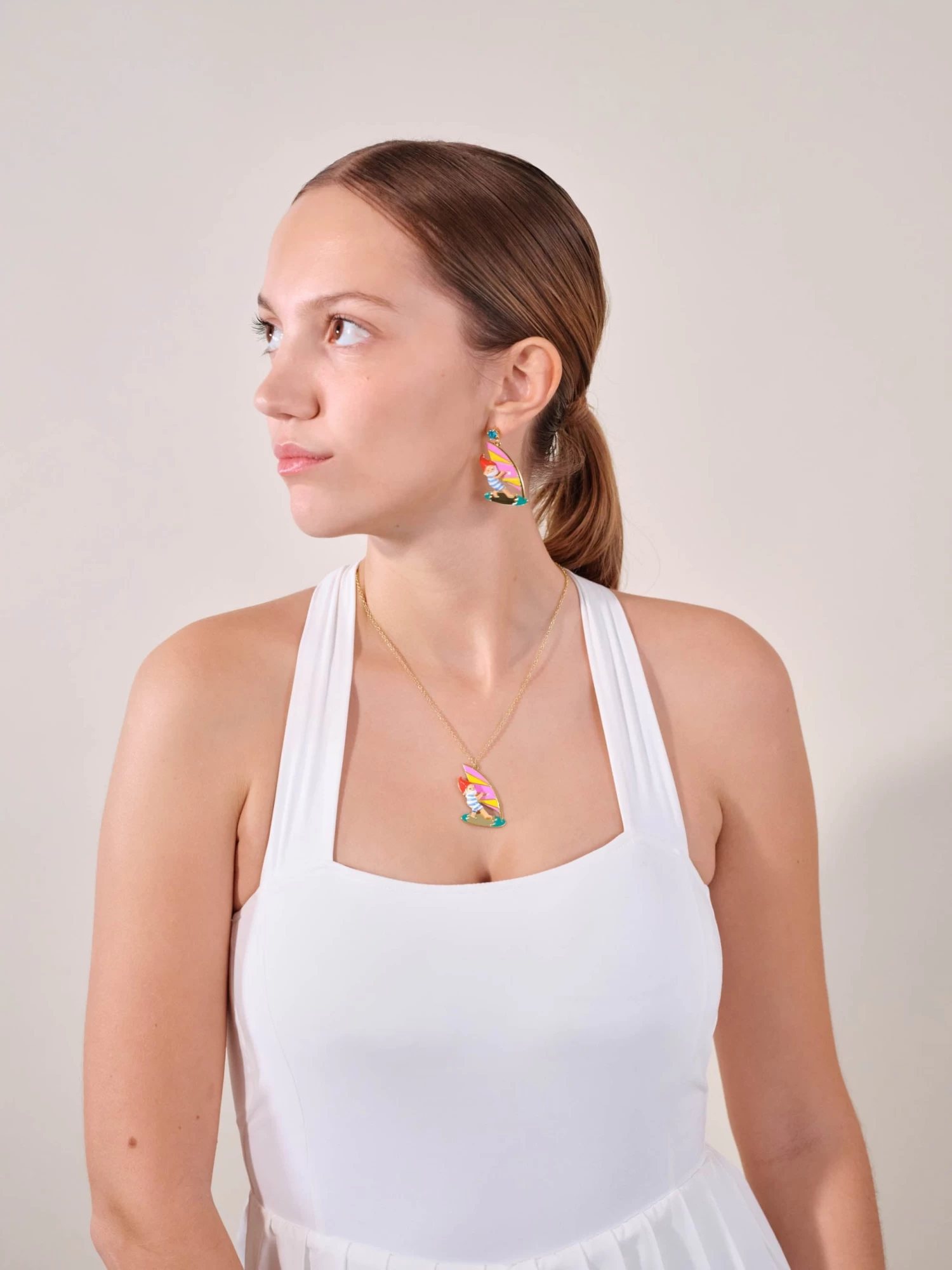 N2 By Les Néréides Collier Pendentif Nain De Jardin Au Surf 2 N2 By Les Néréides Collier Pendentif Nain De Jardin Au Surf – Image 2