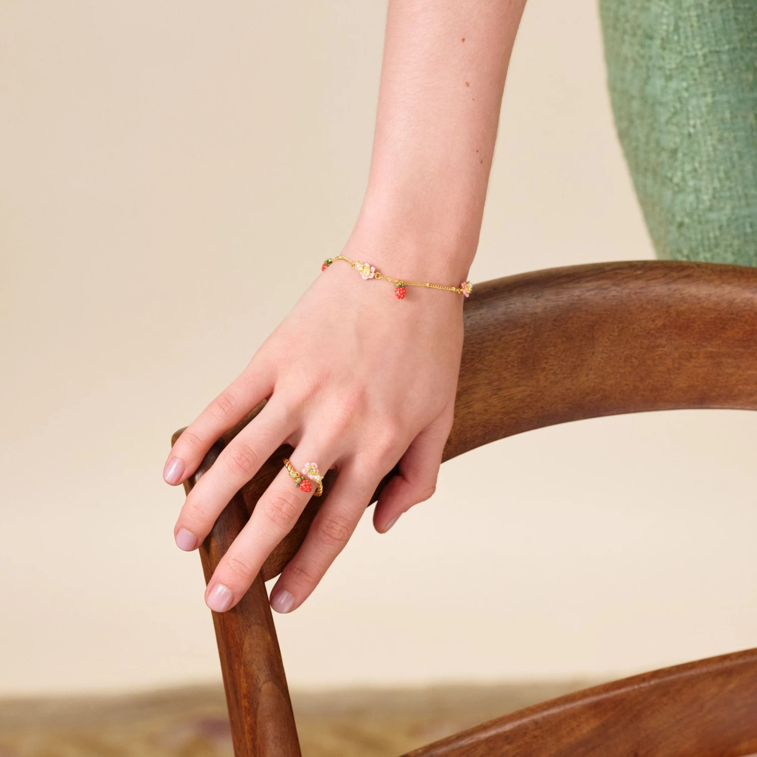 Les Néréides Bague Ajustable Fraise Des Bois Et Fleur Rose 2 Les Néréides Bague Ajustable Fraise Des Bois Et Fleur Rose – Image 2