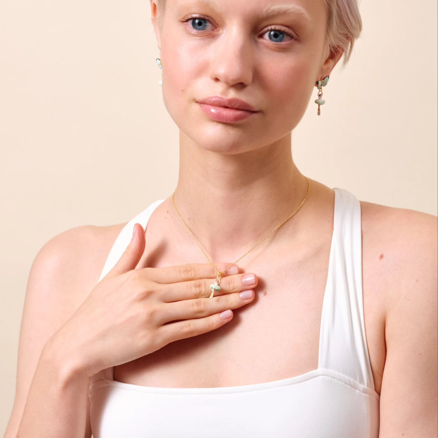 Les Néréides Collier Pendentif Ballerine Vert D'eau 2 Les Néréides Collier Pendentif Ballerine Vert D'eau – Image 2