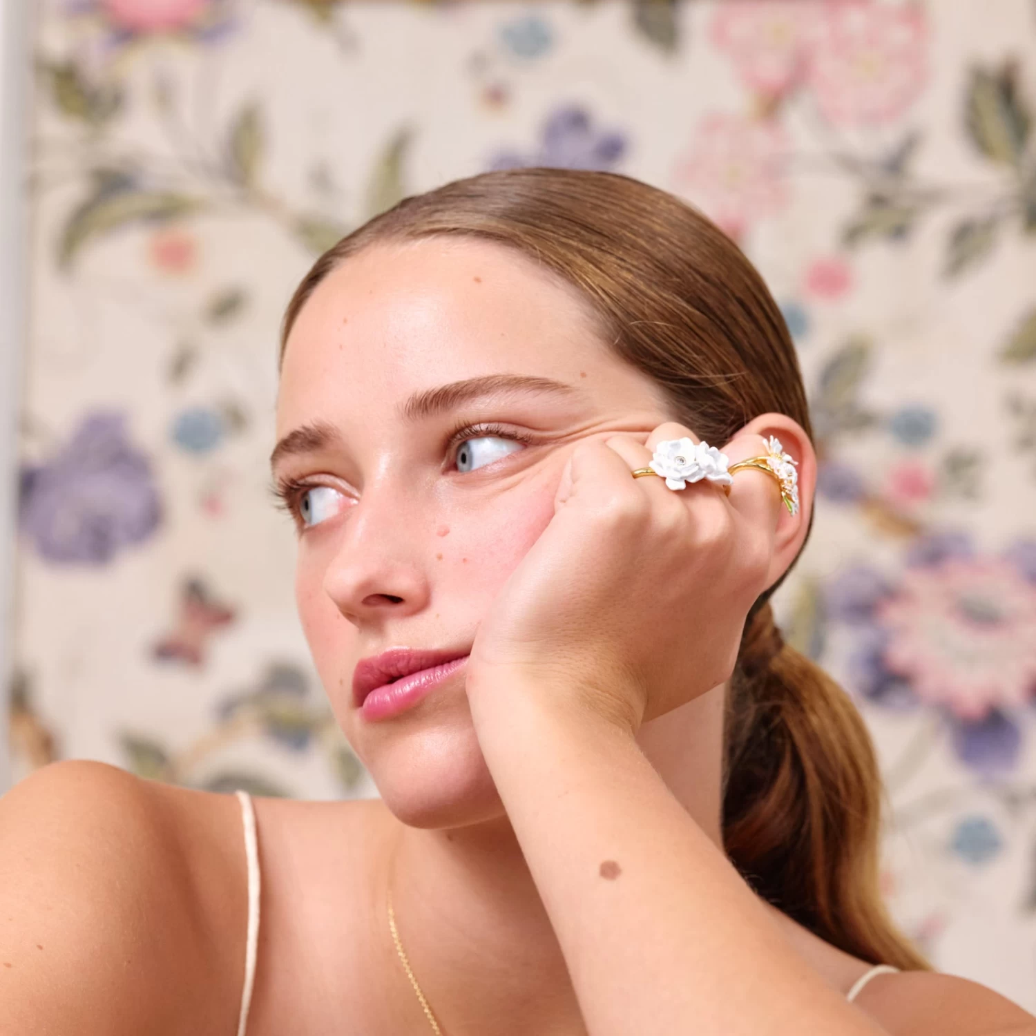 Les Néréides Bague Ajustable Deux Doigts Fleurs Blanches 4 Les Néréides Bague Ajustable Deux Doigts Fleurs Blanches – Image 4