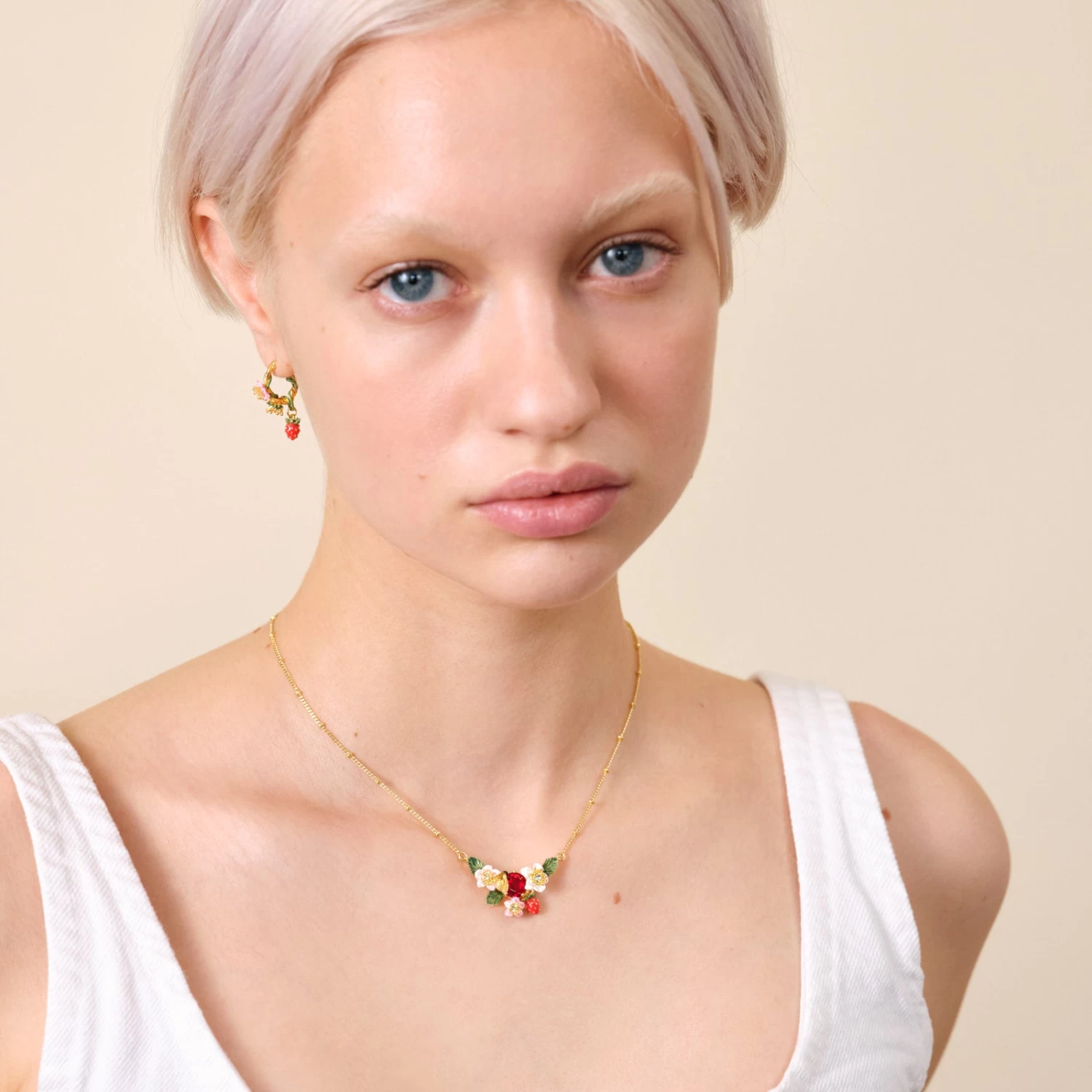 Les Néréides Collier Plastron Fraise Des Bois, Fleurs De Fraisiers Et Bourdon 2 Les Néréides Collier Plastron Fraise Des Bois, Fleurs De Fraisiers Et Bourdon – Image 2