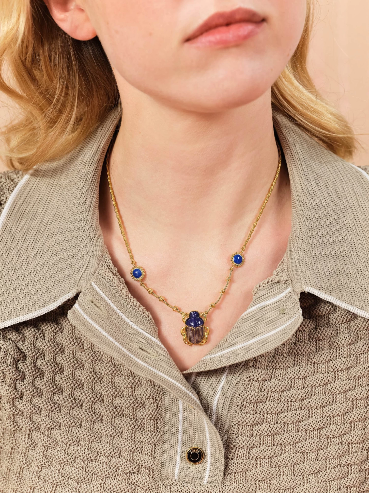 Les Néréides Collier Pendentif Scarabée Bleu Sacré D'Egypte 2 Les Néréides Collier Pendentif Scarabée Bleu Sacré D'Egypte – Image 2