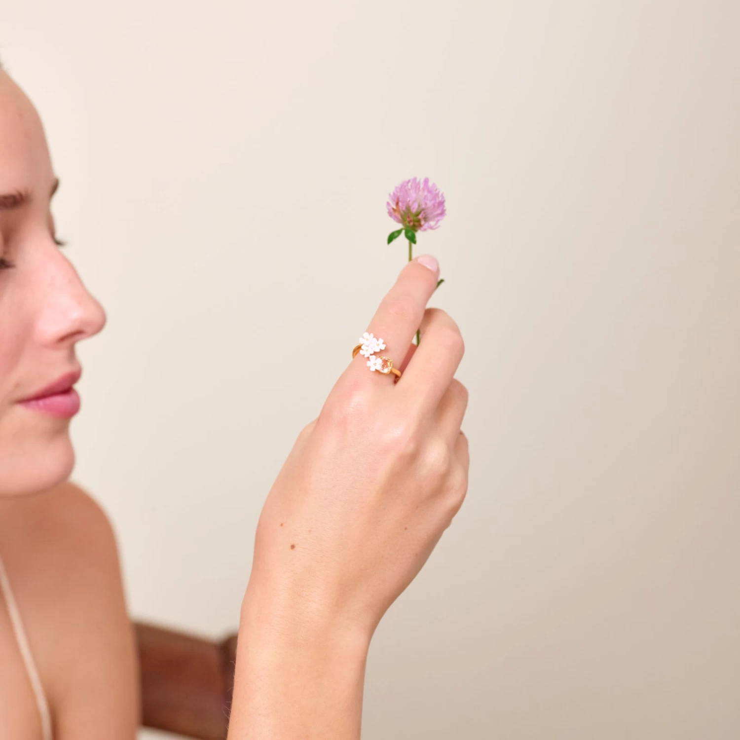 Les Néréides Bague Ajustable Toi Et Moi Fleurs De Verveine Et Pierre Ronde 2 Les Néréides Bague Ajustable Toi Et Moi Fleurs De Verveine Et Pierre Ronde – Image 2