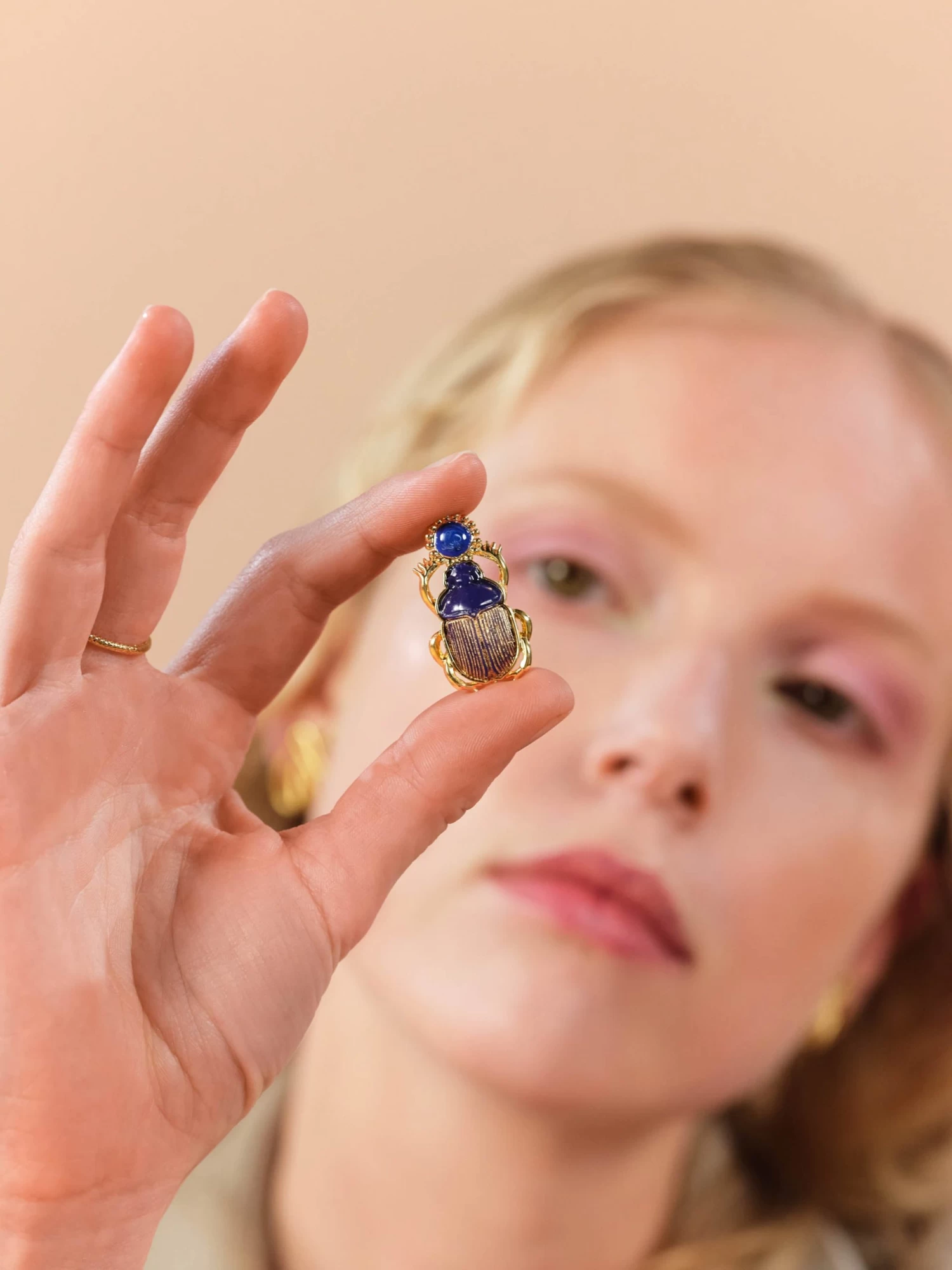 Les Néréides Broche Scarabée Bleu Sacré D'Egypte 2 Les Néréides Broche Scarabée Bleu Sacré D'Egypte – Image 2