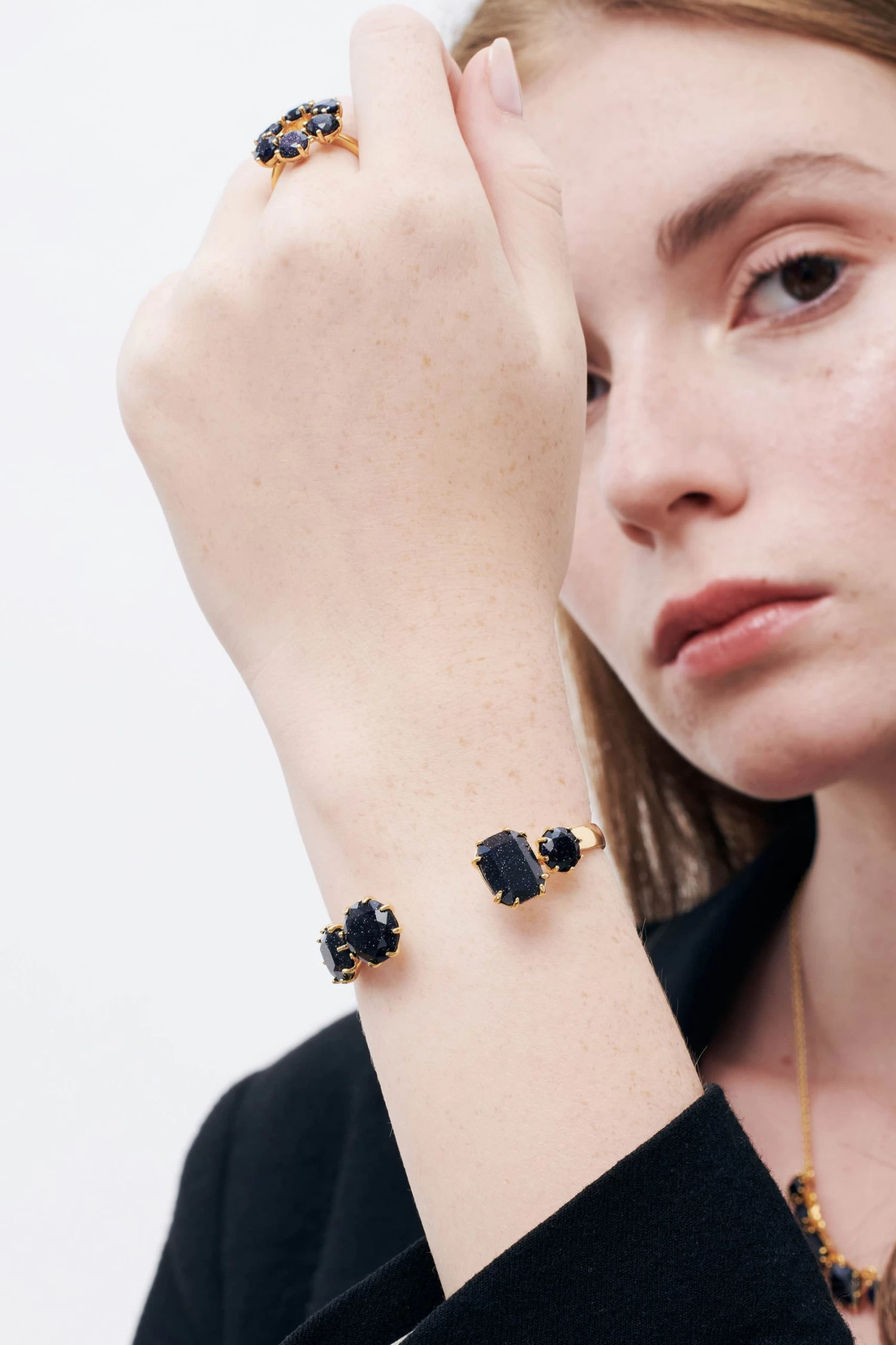 Les Néréides Bracelet Jonc 4 Pierres La Diamantine Bleu Nuit Pailleté 2 Les Néréides Bracelet Jonc 4 Pierres La Diamantine Bleu Nuit Pailleté – Image 2