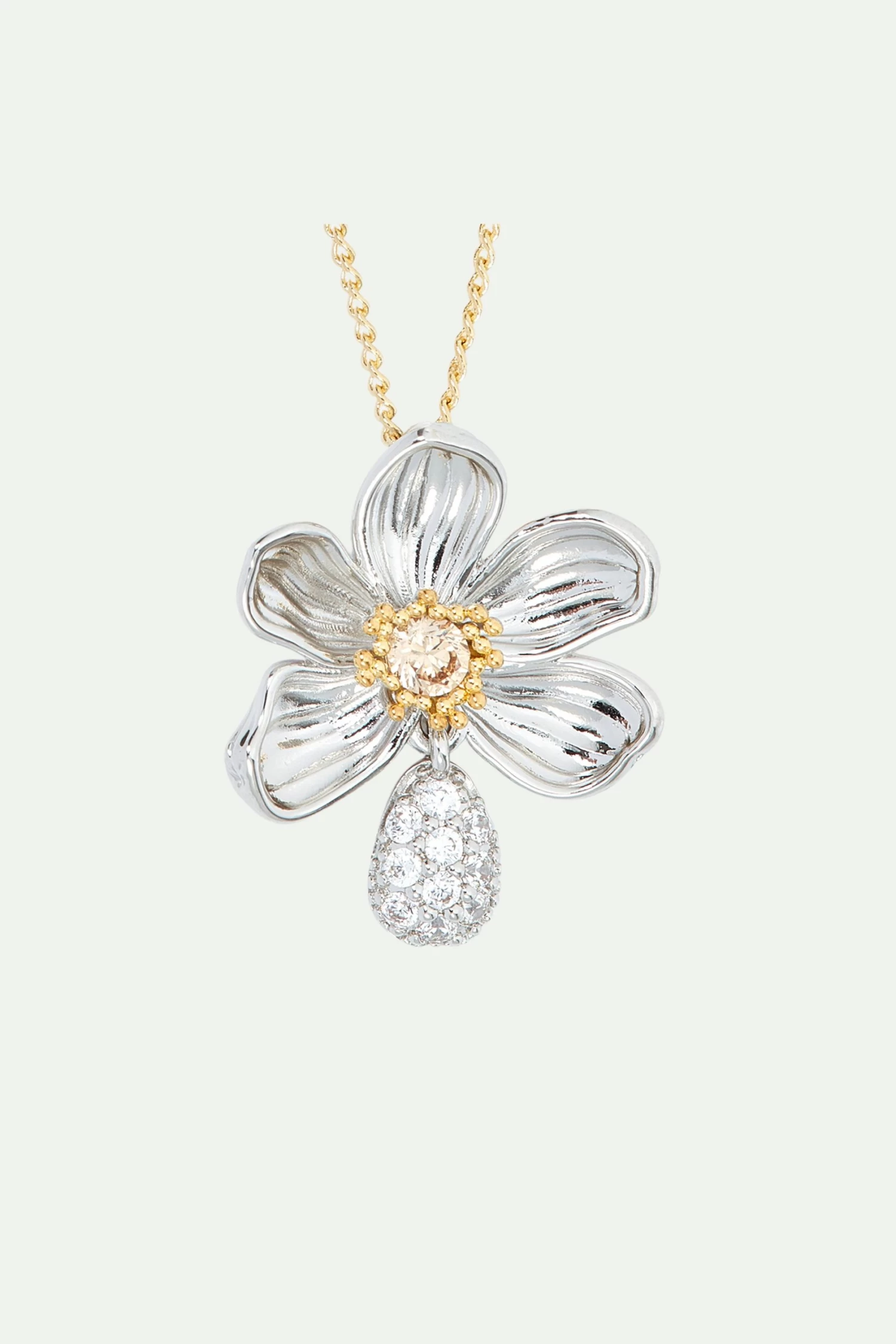 Les Néréides Collier Pendentif Marguerite Et Pétales Gravés 4 Les Néréides Collier Pendentif Marguerite Et Pétales Gravés – Image 4