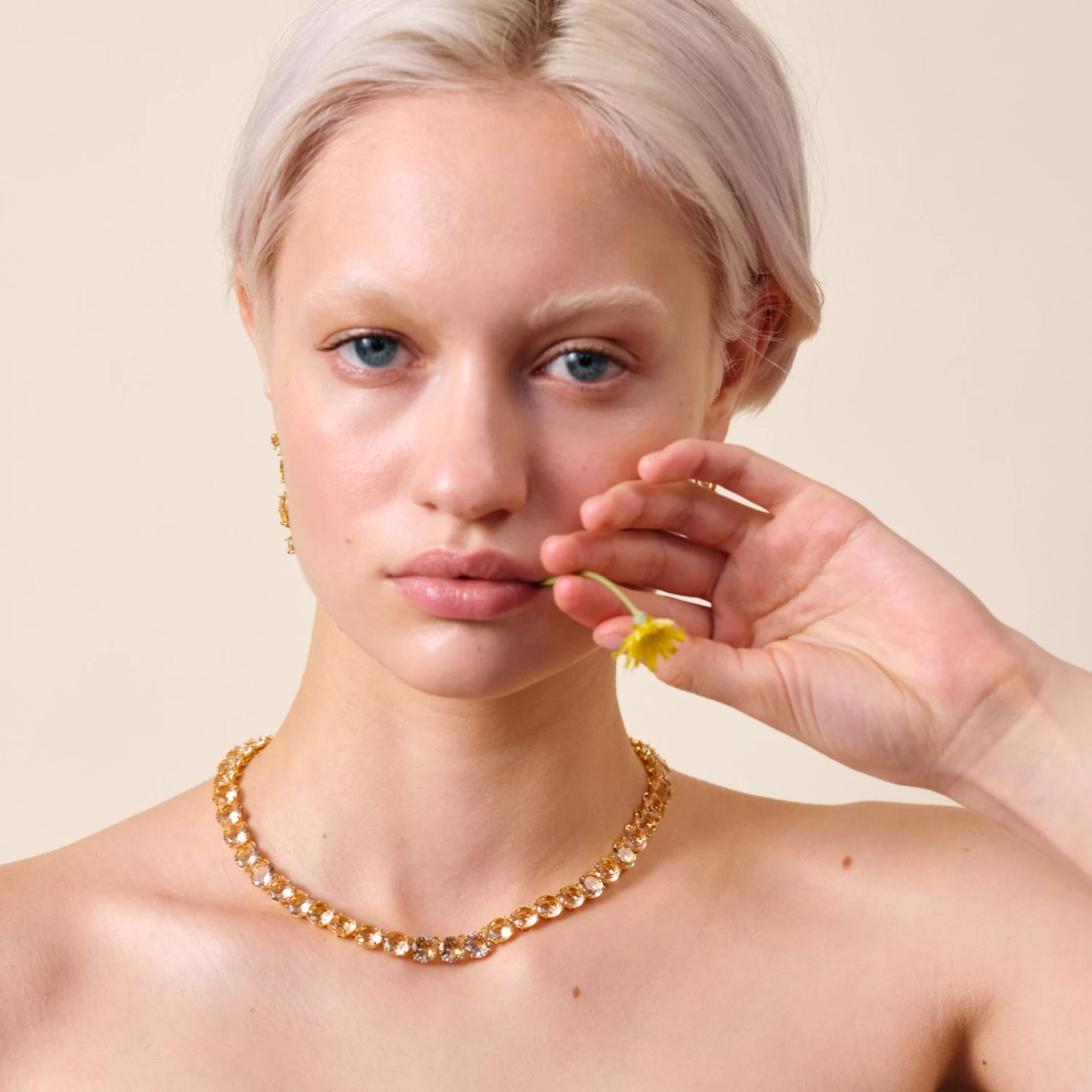 Les Néréides Collier Ras De Cou Pierres Rondes La Diamantine Rose Abricot 4 Les Néréides Collier Ras De Cou Pierres Rondes La Diamantine Rose Abricot – Image 4