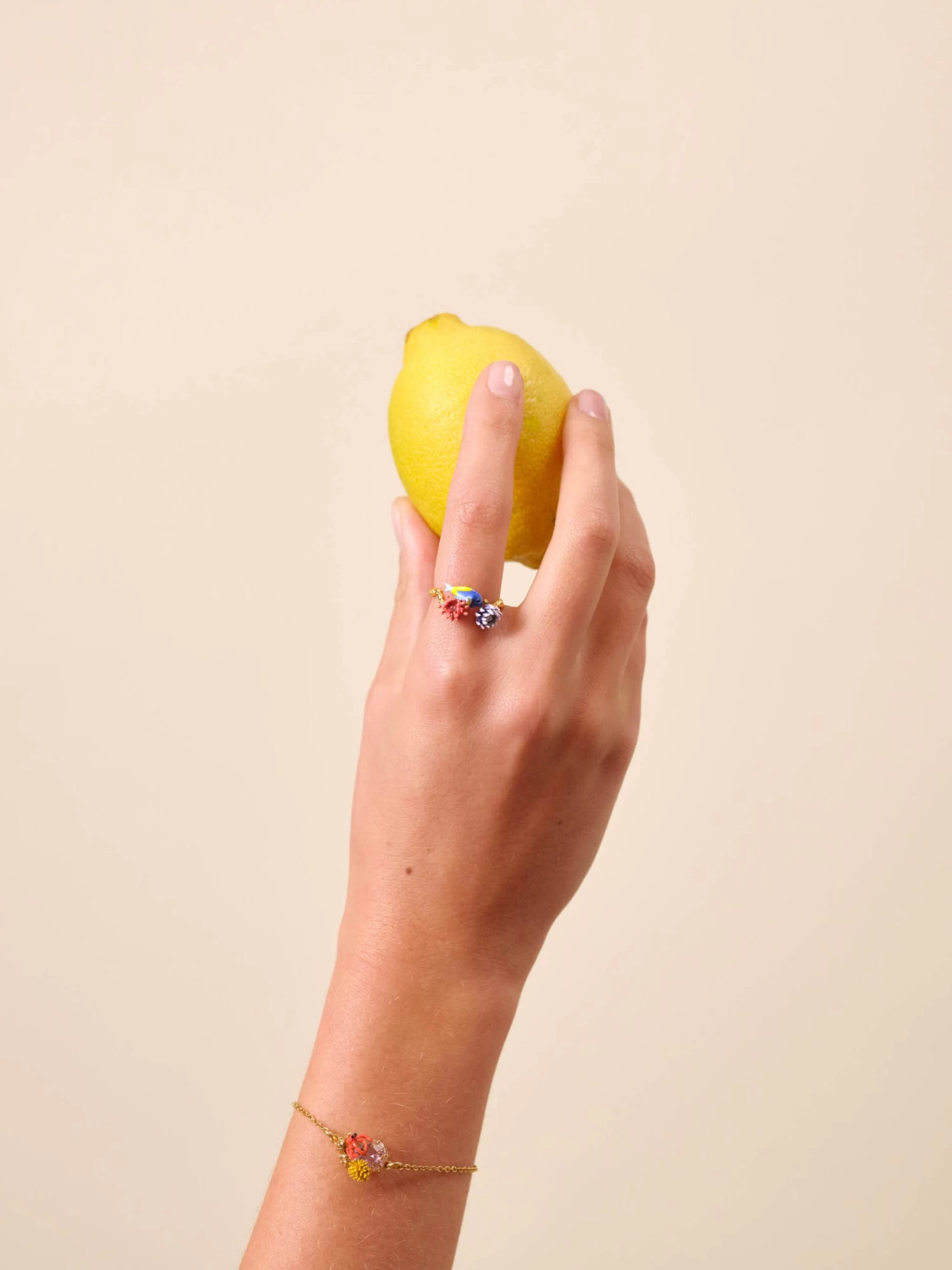 Les Néréides Bague Ajustable Poisson Bleu, Anémone Rose Et Oursin 2 Les Néréides Bague Ajustable Poisson Bleu, Anémone Rose Et Oursin – Image 2