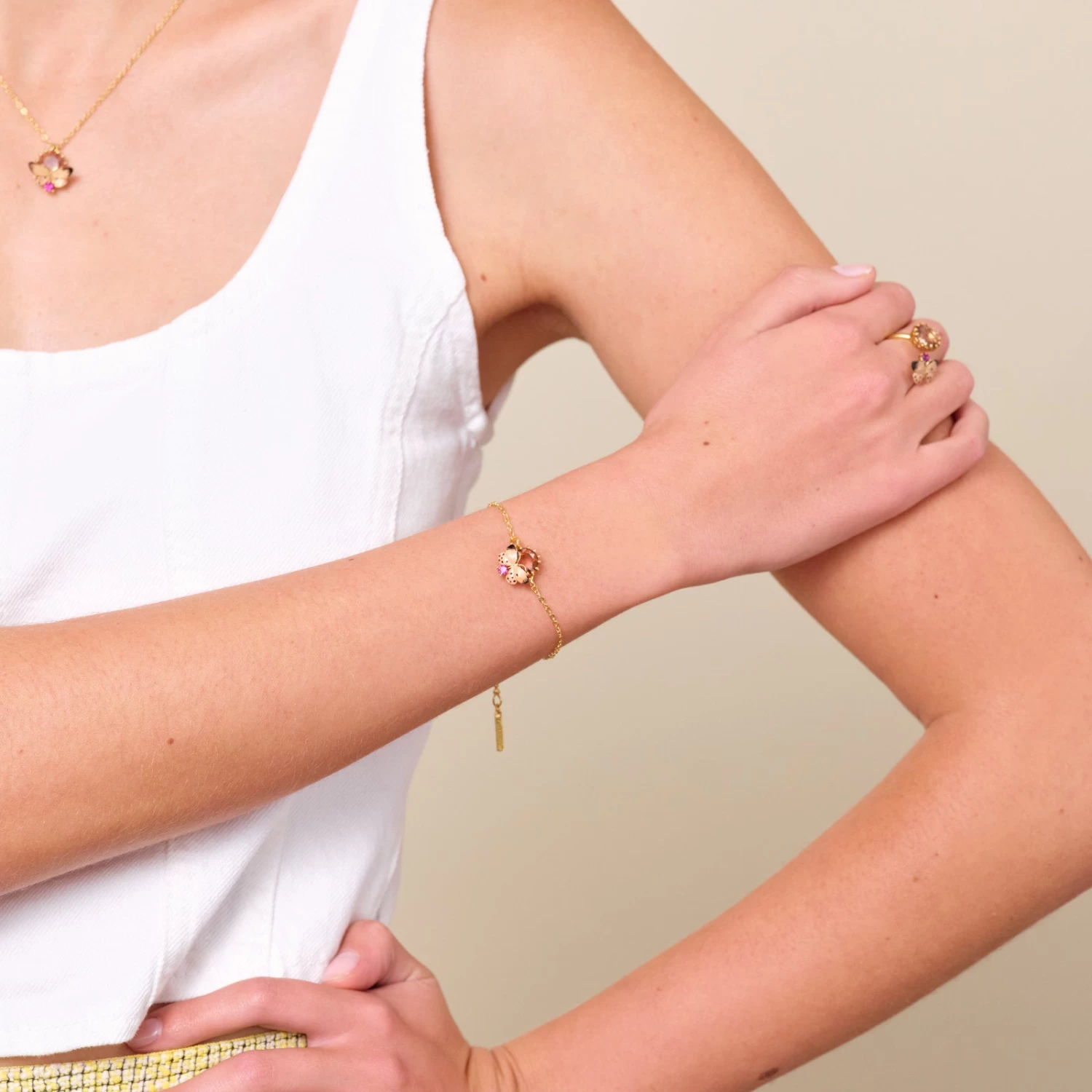 Les Néréides Bracelet Fin Papillon Blanc Et Pierres Rondes 2 Les Néréides Bracelet Fin Papillon Blanc Et Pierres Rondes – Image 2