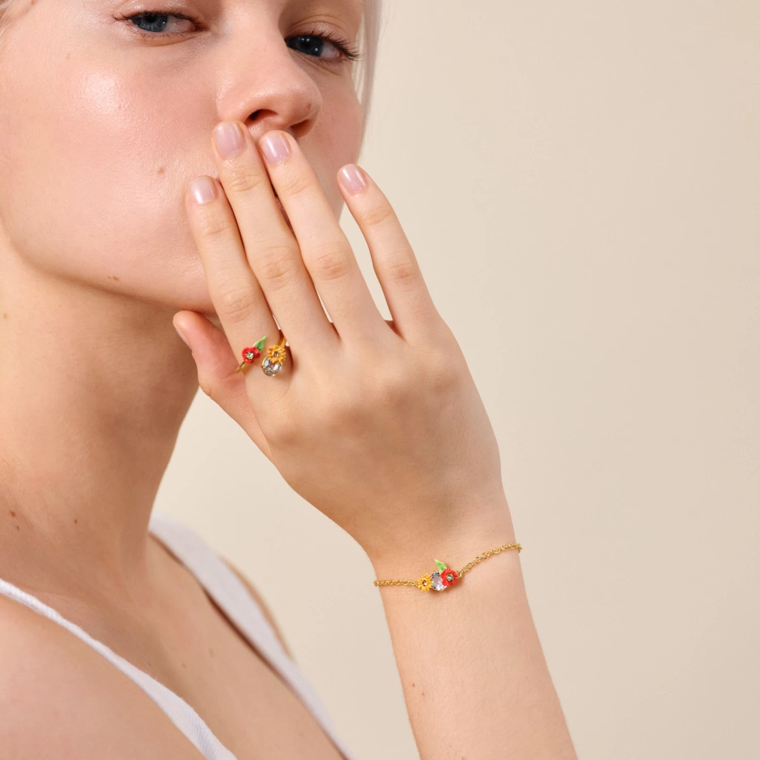 Les Néréides Bracelet Fin Coquelicots, Fleur De Tournesol Et Pierre En Verre Taillé Bleu 2 Les Néréides Bracelet Fin Coquelicots, Fleur De Tournesol Et Pierre En Verre Taillé Bleu – Image 2